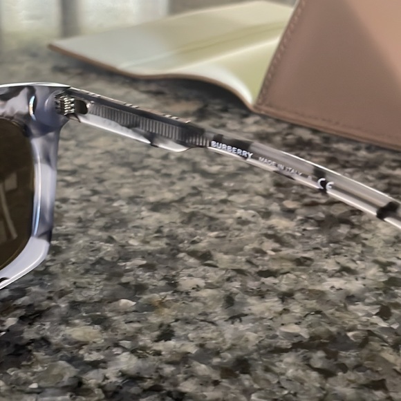 Burberry sunglasses, like new, EUC. - Picture 4 of 6